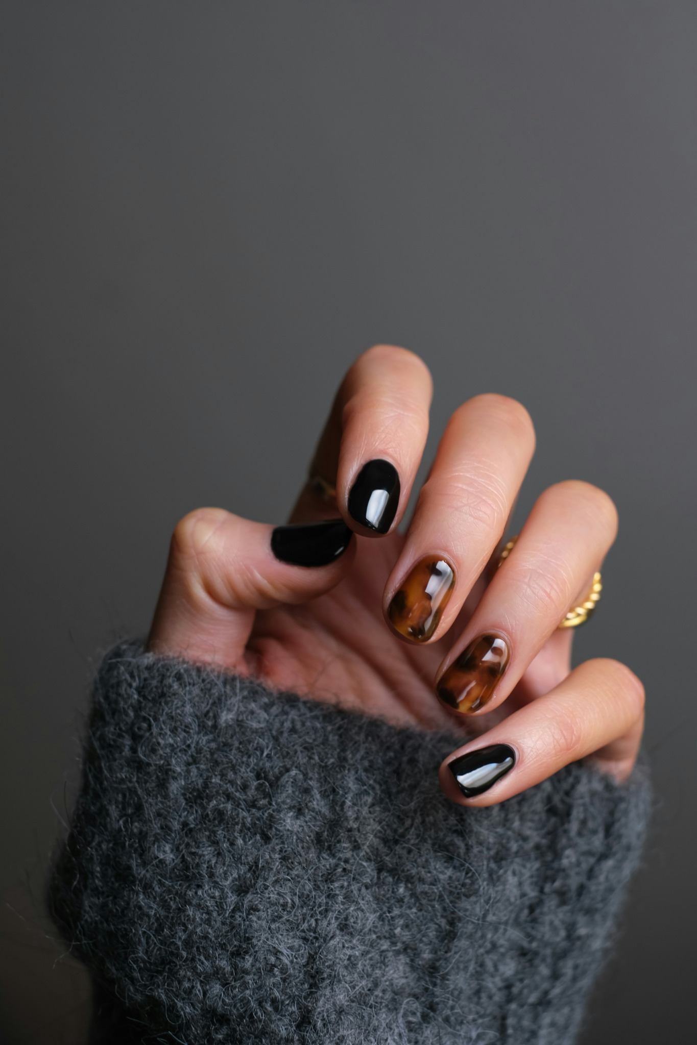Black και tortoise nail art