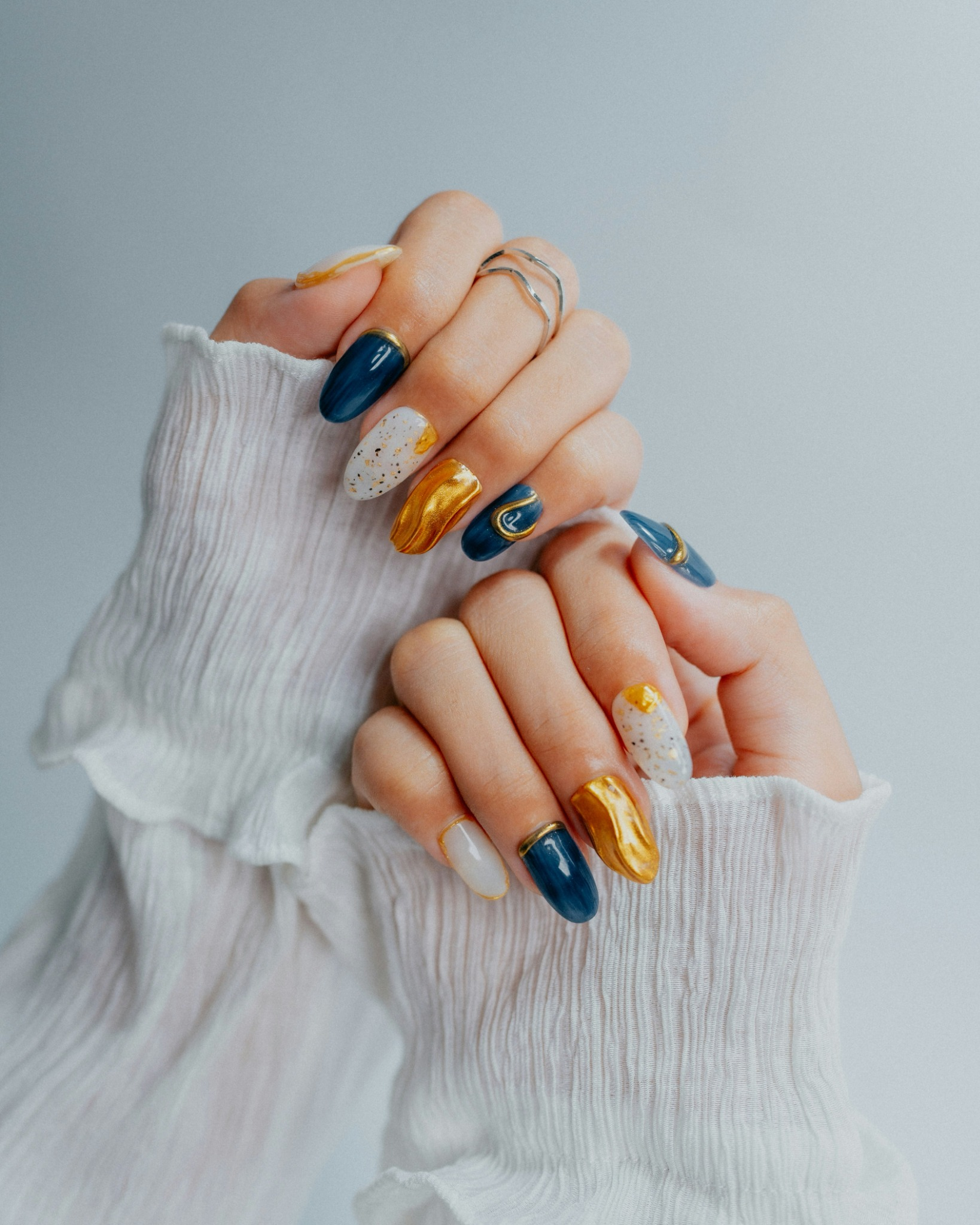 Μπλε και χρυσό nail art